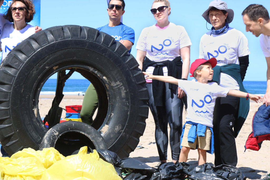 Voluntarios de una limpieza de costas de Ecomar